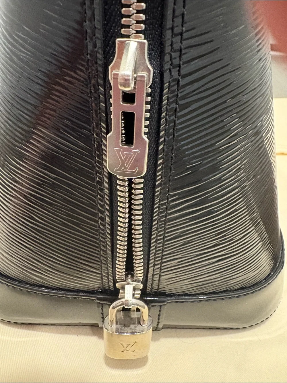 Louis Vuitton Alma GM Epi Noir Electric Patent Trim Satchel - Exceptional